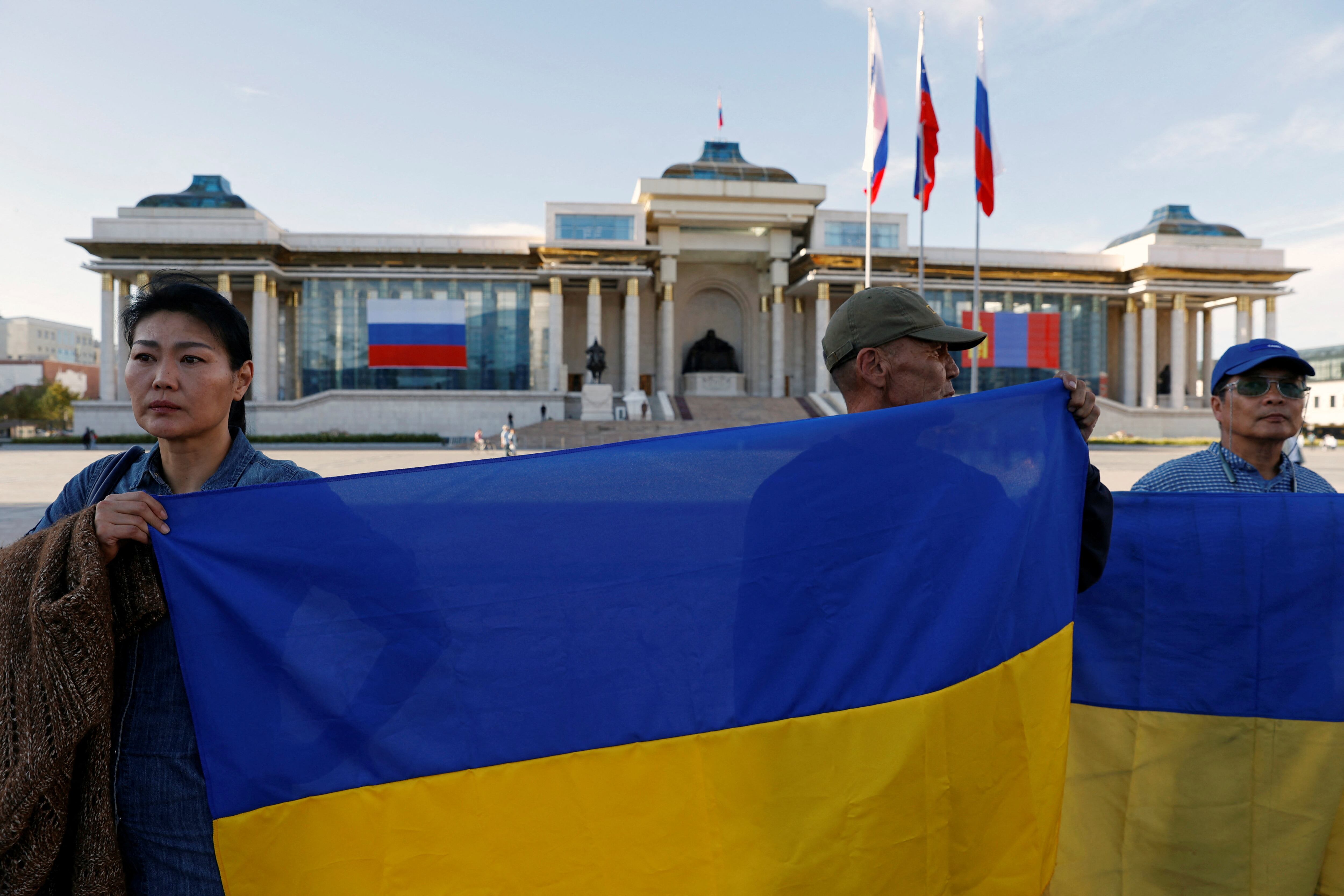 En vísperas de la reunión oficial entre Putin y Khurelsukh, presidente mongol, en Ulán Bator, manifestantes se reúen en el Palacio de Gobierno flameando banderas de Ucrania. (REUTERS/B. Rentsendorj)