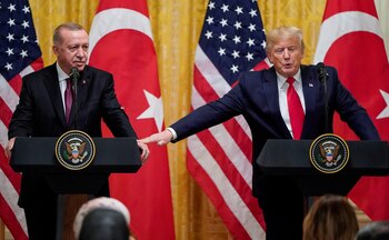 FOTO DE ARCHIVO: El presidente de Estados Unidos, Donald Trump, se acerca al presidente de Turquía, Tayyip Erdogan, durante una conferencia de prensa conjunta en la Casa Blanca en Washington, Estados Unidos, el 13 de noviembre de 2019 (REUTERS/Joshua Roberts/Foto de archivo)