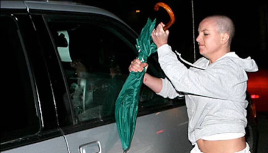 Britney Spears atacó el carro de un paparazzi tras un encuentro (Captura de video)
