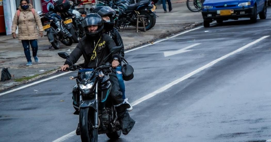 Dos hombres en motocicleta interceptaron al conductor y lo intimidaron con arma de fuego ante la mirada de otros conductores. - Alcaldía de Bogotá