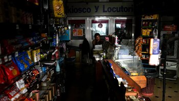 Un trabajador sentado dentro de