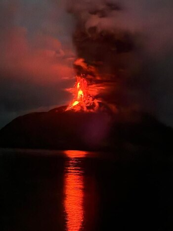 El volcán indonesio Ruang volvió