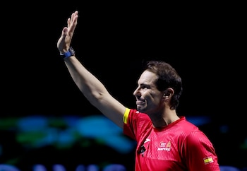 Rafael Nadal recibió el cariño de su público en Málaga, donde este martes la selección de España cayó ante Países Bajos y quedó eliminada de la Copa Davis. La carrera del ex número uno llega a su fin junto a las aspiraciones del equipo local de conquistar la séptima Ensaladera de Plata (Foto: REUTERS/Juan Medina)