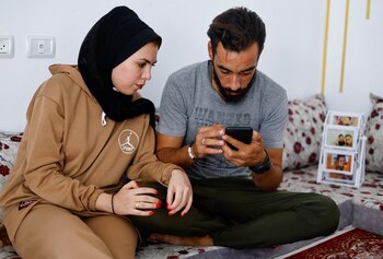 Una pareja palestina mira un