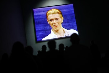 El proceso creativo y la continua reinvención de Bowie quedan documentados a través de vídeos y declaraciones originales del artista