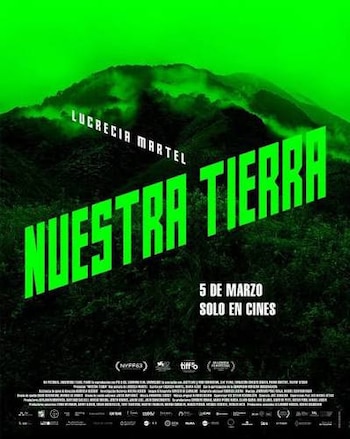 Cartel de cine en tonos verdes con la imagen de montañas boscosas, el título Nuestra Tierra y el nombre Lucrecia Martel
