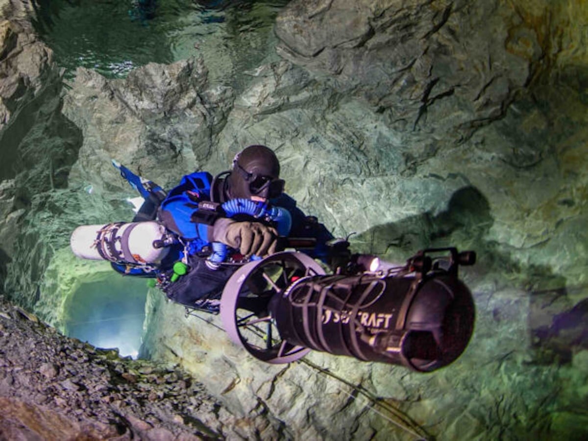 Patrik Grönqvist durante la exploración de una cueva con un scooter submarino (DAN Europe)