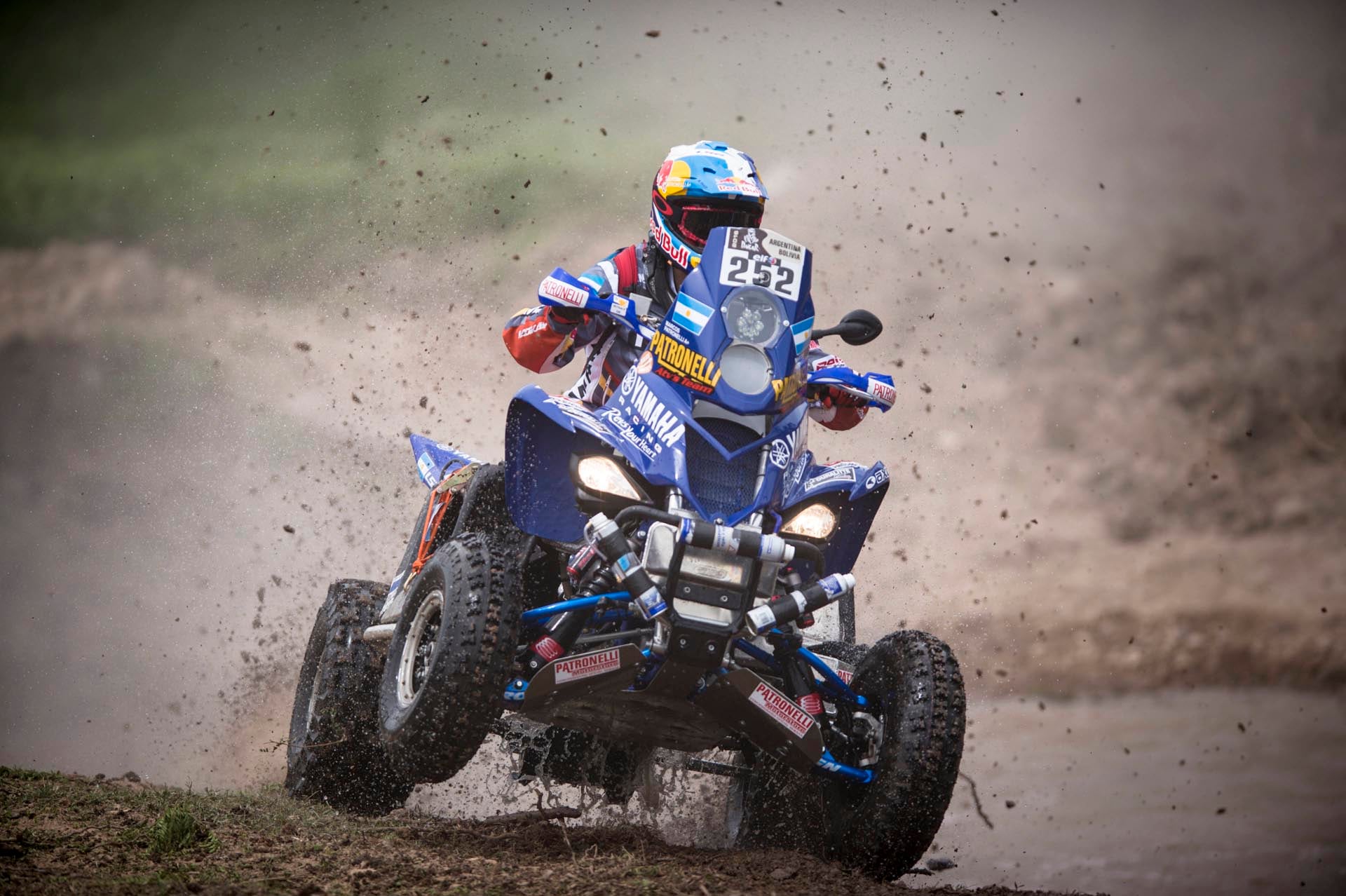 Loquillo en acción sobre su cuatriciclo Yamaha Raptor (Crédito: Prensa Red Bull)
