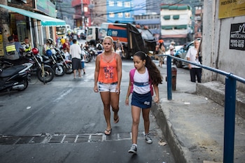 Dos personas caminan por las