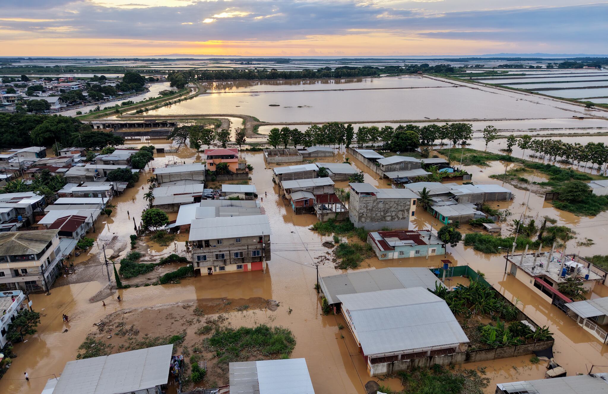 El desbordamiento del río, más las constantes lluvias, provocaron que la población quede bajo el agua. (Prefectura del Guayas)