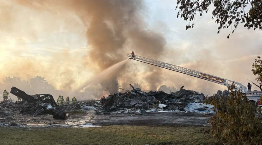 Dos integrantes de los equipos de rescate recibieron atención médica tras sufrir lesiones leves durante las tareas de control (Henry County Emergency Management)
