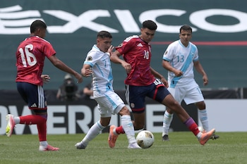 El guatemalteco Yordi Aguilar (c) disputa el balón con el costarricense Dax Palmer (2-d) durante el partido de la primera jornada del torneo sub-20 de la Concacaf, clasificatorio para los Juegos Olímpicos de Los Ángeles 2028 que se jugó este viernes en el estadio Cuauhtémoc en Puebla. EFE/ Hilda Ríos