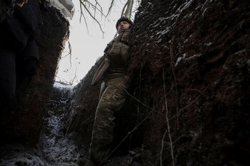 Un militar ucraniano en una trinchera en la línea del frente, en medio del ataque de Rusia a Ucrania, en la región de Donetsk (Reuters)