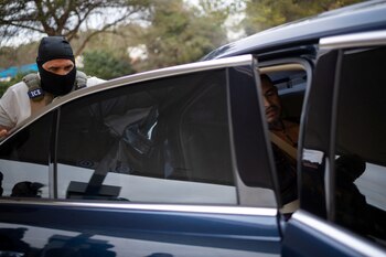 Los agentes federales conducen operativos