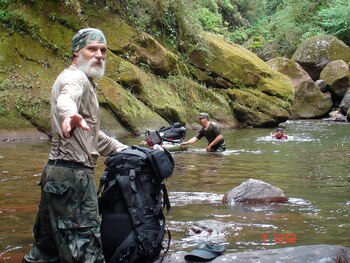 En primer plano, el antropólogo