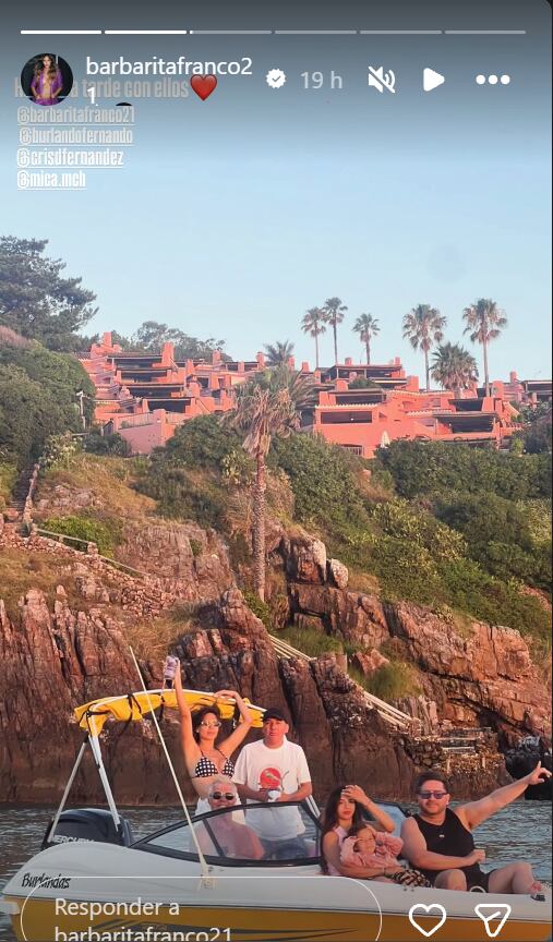 La navegación fue otro de los momentos felices de las vacaciones de Barby Franco y Fernando Burlando