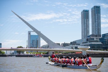 Uno de los botes dragón que participó de la Regata
