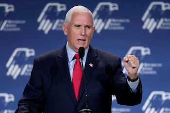 Mike Pence fue durante cuatro años el escudero del hoy expresidente Donald Trump, en una relación política que terminó de mala forma - crédito John Locher/AP