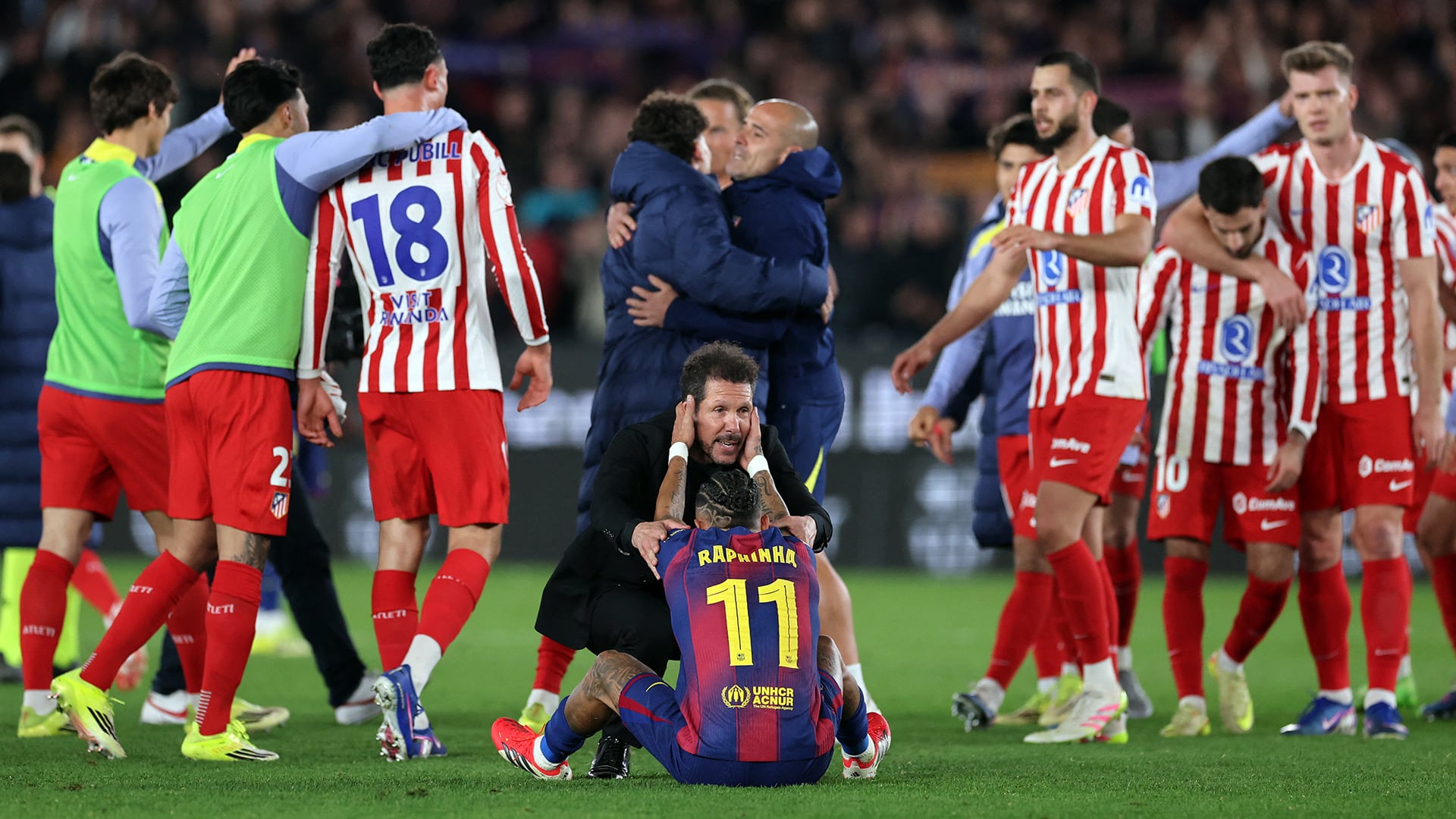 El noble gesto de Simeone con Raphinha luego de que el Atlético de Madrid eliminara al Barcelona de la Copa del Rey
