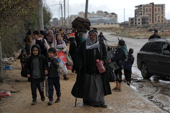 Varias personas abandonan su hogar