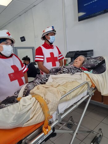 Espero afuera bajo los rayos