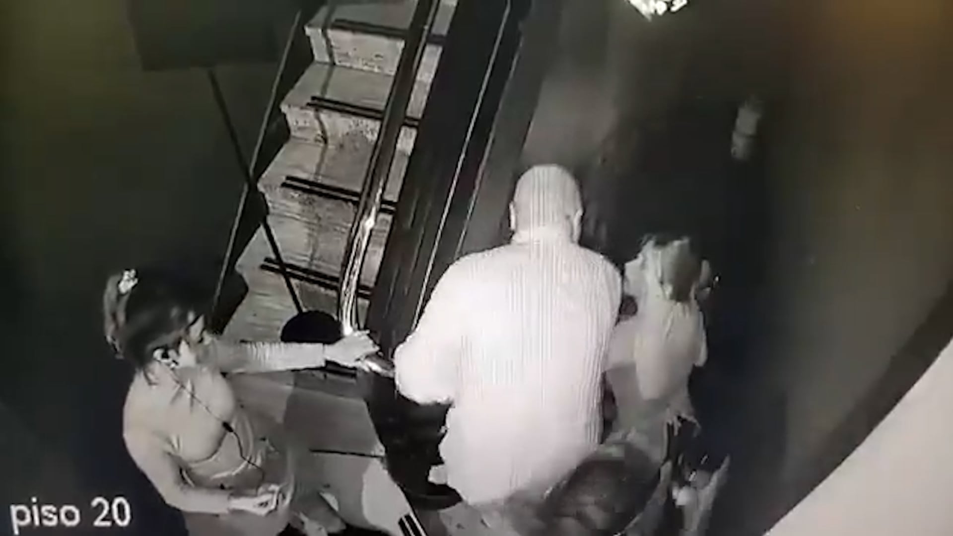 “Yo bajé a buscar a mis jefes y él me siguió. Dos compañeras intentaron frenarlo. Ahí sucede lo que se ve en el video”, sostuvo Cristal (Captura de video)