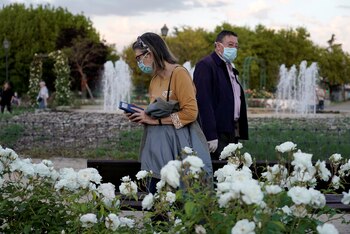 Gente pasea por un parque