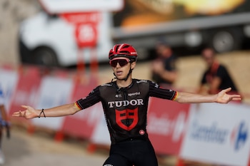 El ciclista alemán Marco Brenner (Tudor), celebra su victoria en la meta de la 14ª etapa de La Vuelta a España, de 154,5 km de recorrido entre Jaén y la Sierra de la Pandera (Jaén) - crédito Javier Lizón/EFE