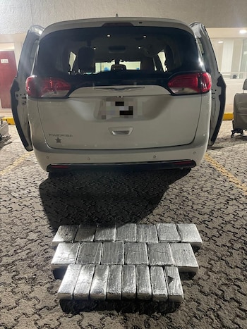 Detienen a mujer estadounidense en Guanajuato que viajaban con menores de edad y paquetes de cocaína