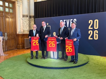 09/10/2026 México.- La exposición 'Reyes del Mundo' y la Copa del Mundo de Fútbol recalan en Valladolid hasta este domingo.
La exposición 'Reyes del Mundo', que llega acompañada por el trofeo de la Copa del Mundo de fútbol conquistado por la selección española en el Mundial de Estados Unidos, México y Canadá, permanecerá abierta en la sede del Ayuntamiento de Valladolid hasta este domingo como ejemplo de un logro que, como así han coincidido los organizadores, supone un ejemplo de "esfuerzo, constancia y trabajo en equipo".
POLITICA CASTILLA Y LEÓN ESPAÑA EUROPA VALLADOLID SOCIEDAD