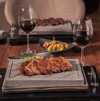 El Hotel DoubleTree by Hilton Bogotá Parque 93 inauguró Ágata Steakhouse, un restaurante contemporáneo con una propuesta centrada en carnes premium, técnica de parrilla y sabores de la cocina colombiana.