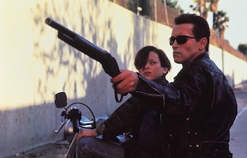 La historia de 'Terminator 2' retoma la amenaza de Skynet con John Connor perseguido por el T-1000 y protegido por un T-800 reprogramado - crédito cortesía Noujau Sound