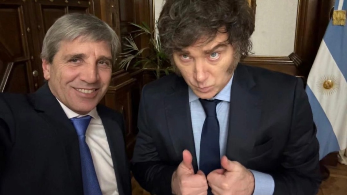 El presidente Javier Milei, junto al ministro de Economía, Luis 'Toto' Caputo