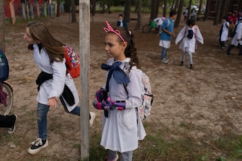 Mía Rodríguez, al frente, espera