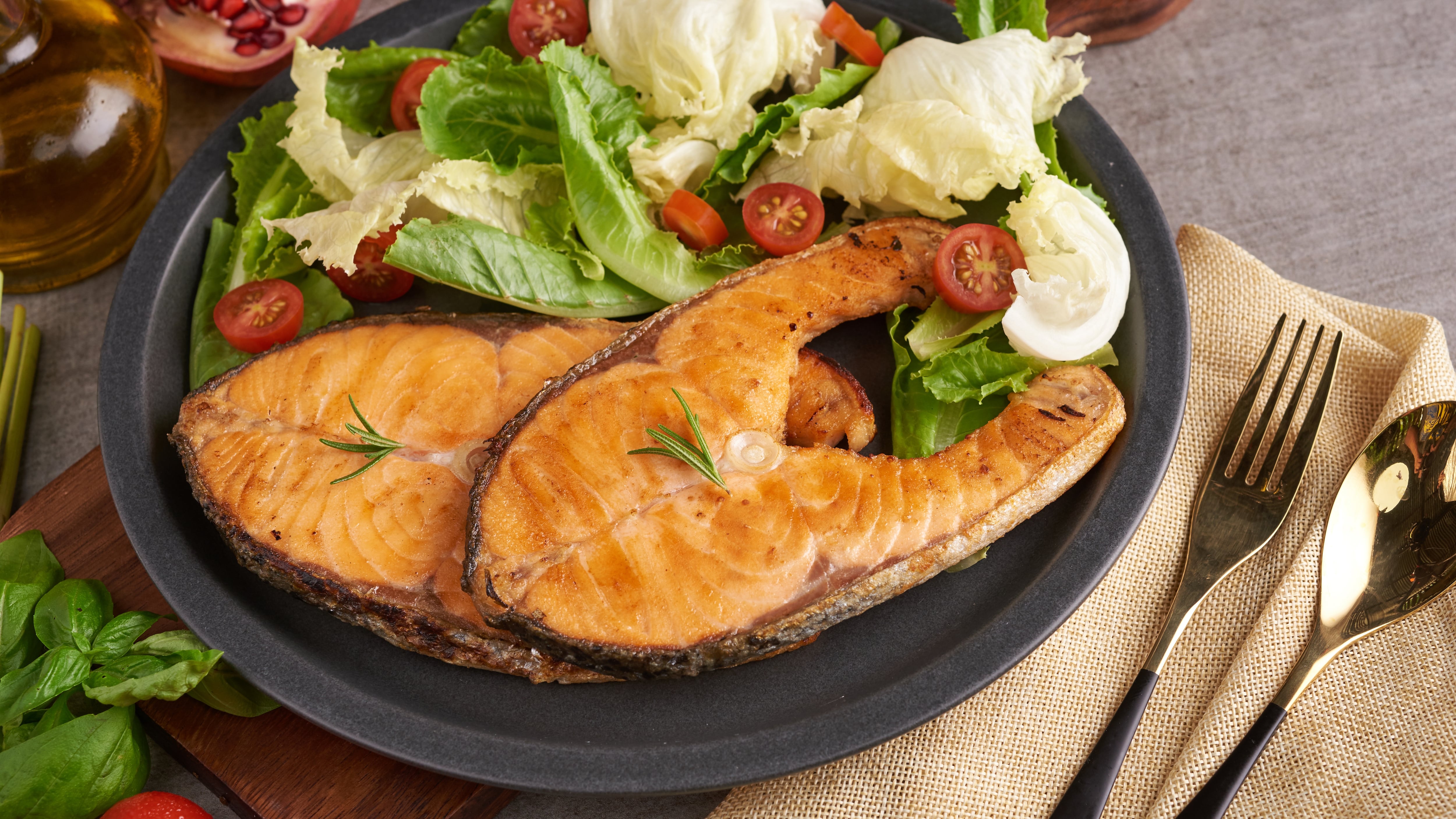 Una dieta que prioriza pollo y verduras en lugar de grasas saturadas mostró beneficios solo en personas con alto riesgo cardíaco, según el estudio (Freepik)