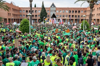 Decenas de personas se concentran frente a la sede de la Consellería de Educación en Valencia durante la jornada de huelga en la educación pública, a 18 de mayo de 2026. (Rober Solsona / Europa Press)