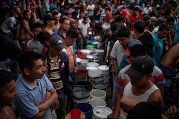 Las deficiencias estructurales y el hacinamiento penitenciario en Honduras limitan el acceso a agua potable, alimentación y descanso adecuados. (Foto: REUTERS)