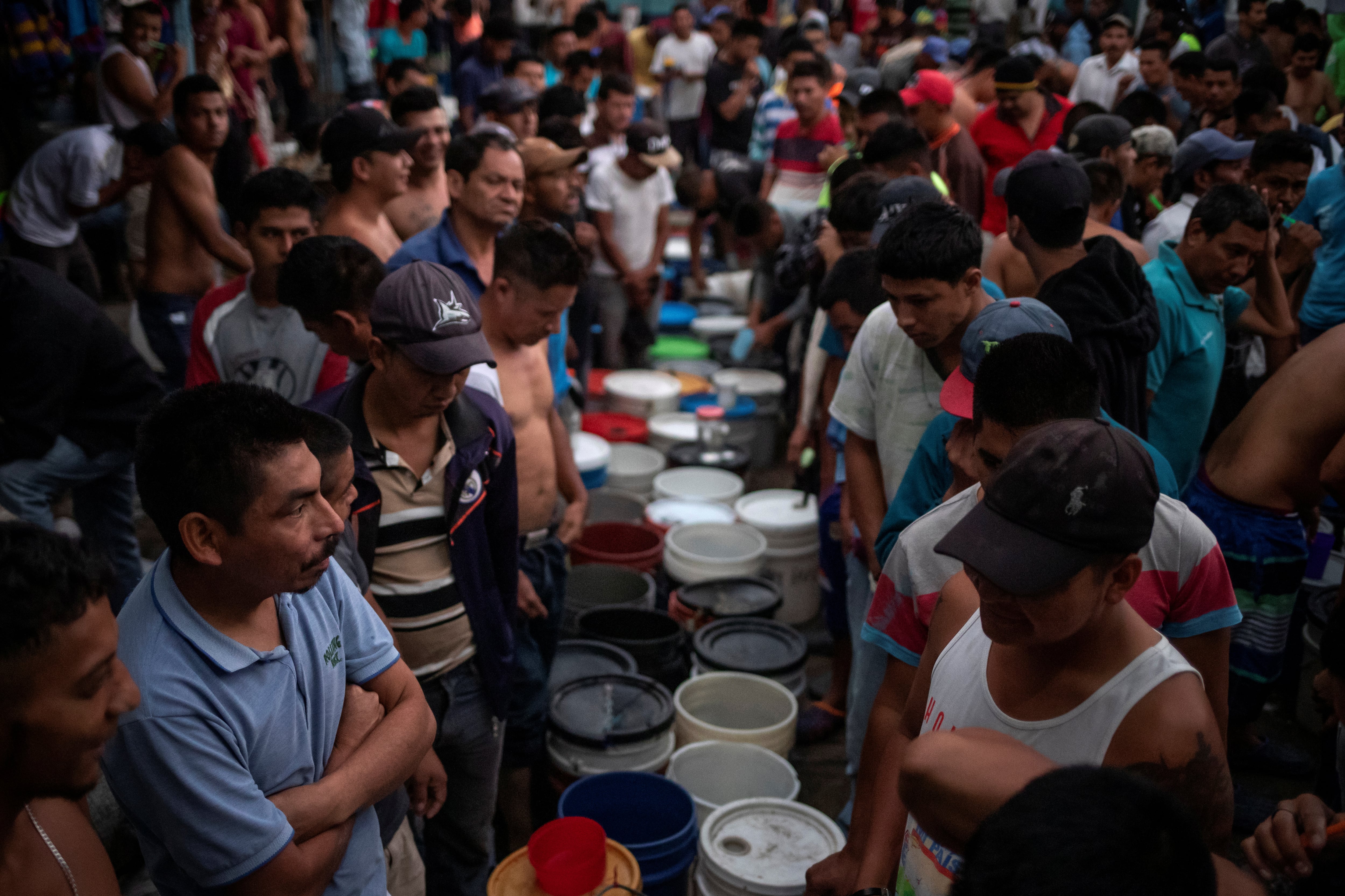 Las deficiencias estructurales y el hacinamiento penitenciario en Honduras limitan el acceso a agua potable, alimentación y descanso adecuados. (Foto: REUTERS)