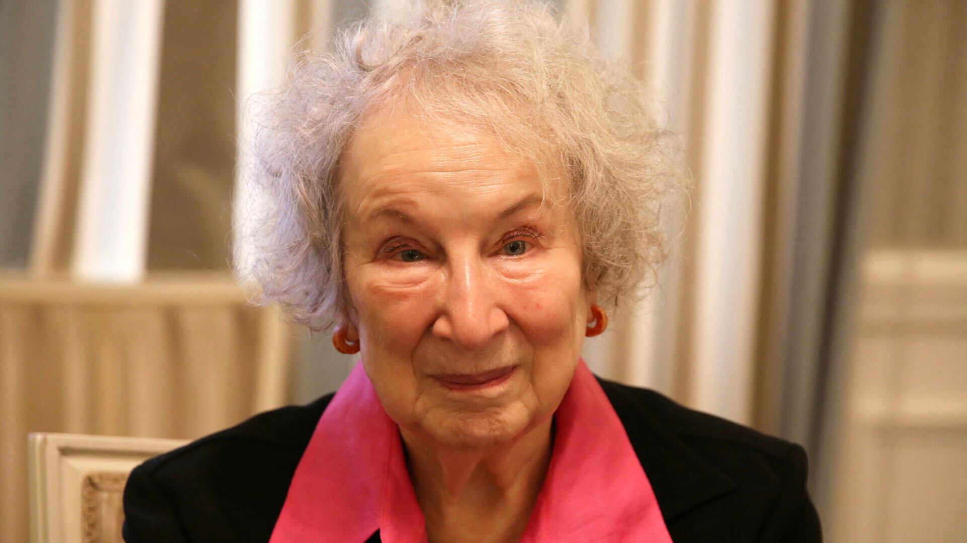 Margaret Atwood reveló cómo la dictadura argentina influyó en “El cuento de la criada” (REUTERS/Tom Little)