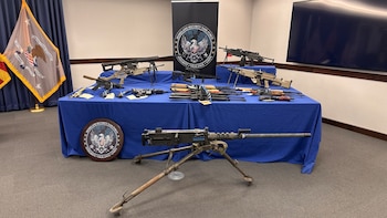 Operativo federal en Arizona desmantela red de tráfico de armas con destino a México