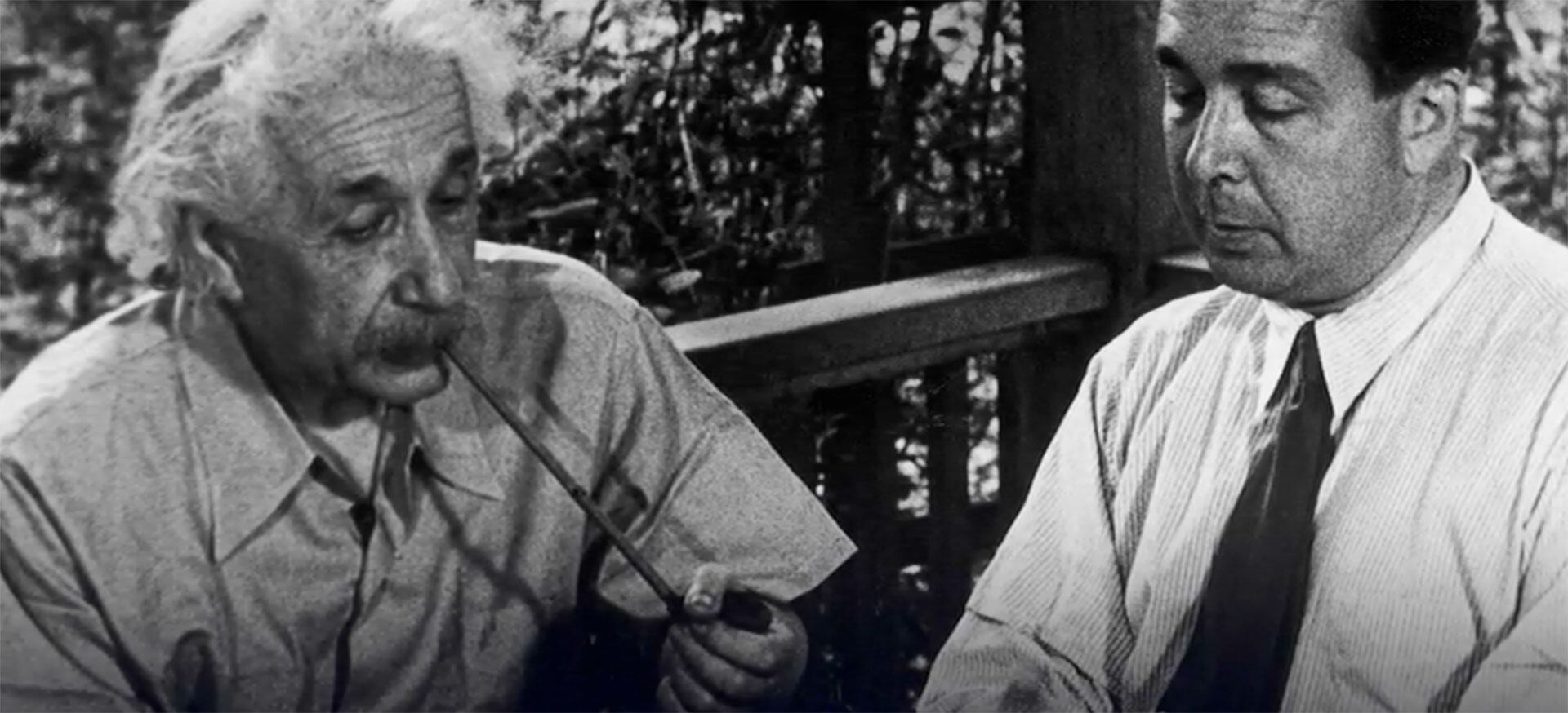 Albert Einstein y el húngaro Leó Szilárd, quien entendió que para convencer al presidente de Estados Unidos de la importancia de la carrera nuclear había que convencer primero al físico alemán