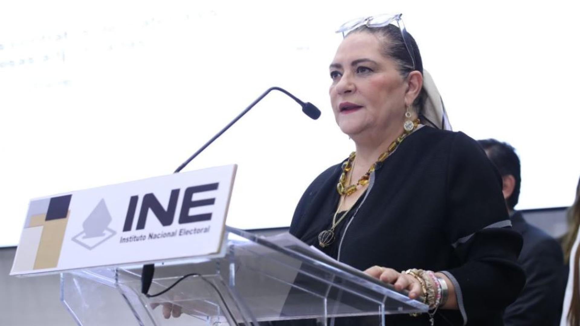 Guadalupe Taddei ya dijo que no piensa dejar su cargo en el INE, pero la ley establece mecanismos para sustituirla.Crédito: INE