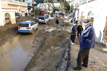 La gente se reúne en