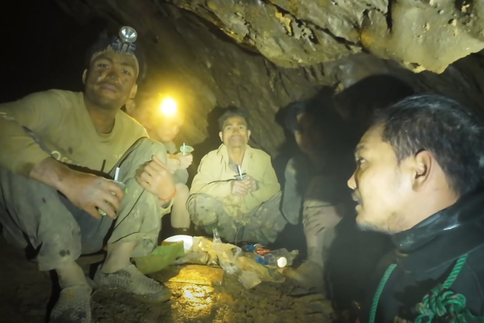 Rescatistas hablando con pobladores atrapados dentro de una cueva inundada en la provincia de Xaisomboun.(Benz Norrased Palasing Seascout Diving via AP)