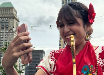 Angela Olazarán es originaria de