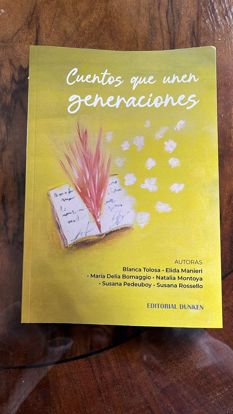 El libro que es una obra colectiva de un grupo de mujeres mayores