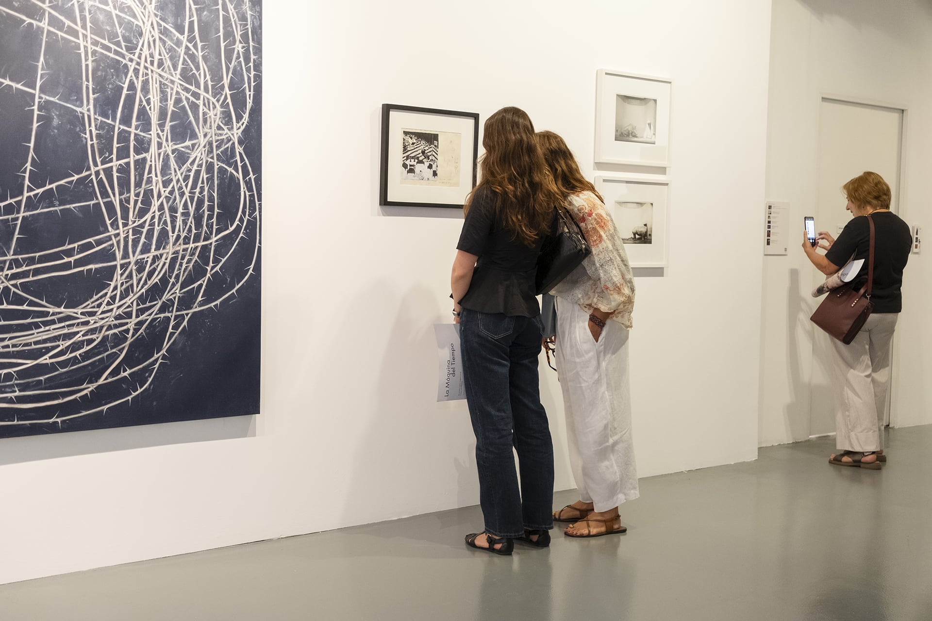 Visitantes observan la obra