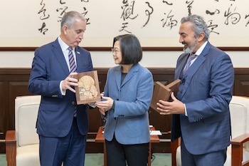 La presidenta de Taiwán, Tsai Ing-wen (centro), intercambia regalos con los diputados estadounidenses Mario Díaz-Balart (republicano, Florida), a la izquierda, y Ami Bera (demócrata, California) a la derecha, en Taipéi (Oficina Presidencial de Taiwán vía AP)