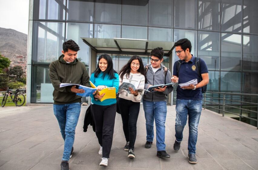 Beca 18 otorga no solo ayuda económica a sus beneficiarios, sino también un acompañamiento integral durante su etapa universitaria - crédito Andina