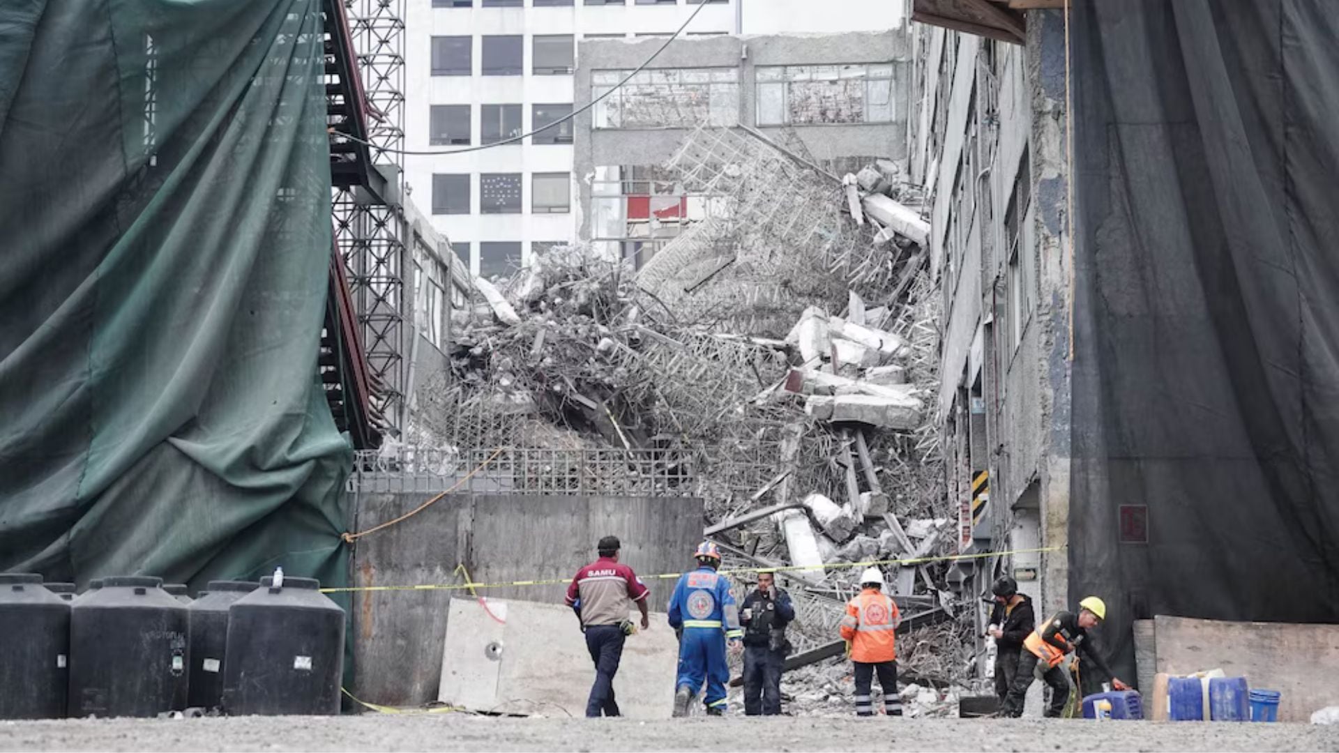 CIUDAD DE MÉXICO, 09MARZO2026.- Un edificio que se encontraba en proceso de demolición colapsó en un predio ubicado sobre Calzada San Antonio Abad, esquina con Lorenzo Boturini y Alfredo Chavero, en la colonia Tránsito, a un lado del metro San Antonio Abad en la alcaldía Cuauhtémoc. FOTO: CAMILA AYALA BENABIB / CUARTOSCURO.COM
